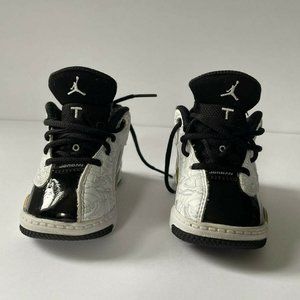 Jordan Dub Zero "Black/White-Metallic Gold Kid's 4c- 311072 005